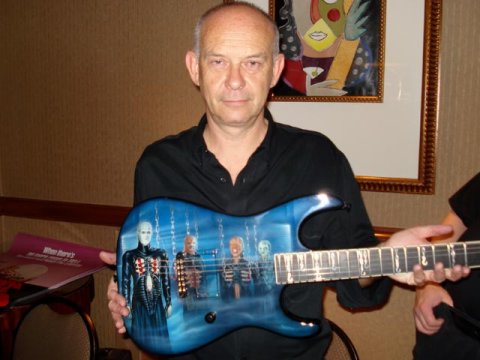 Doug Bradley con la guitarra Hellraiser