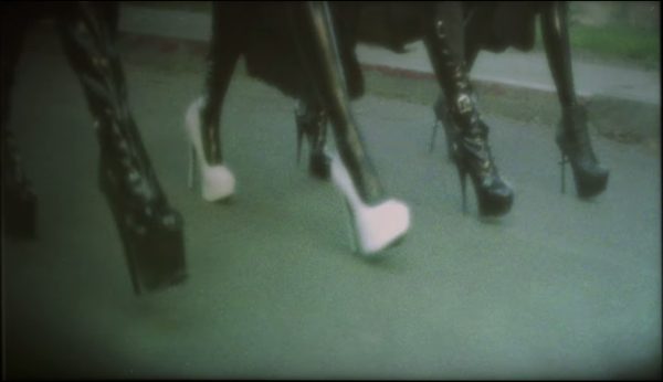Fotograma del vídeo musical del tema "We Know Where You Fucking Live" de Marilyn Manson.