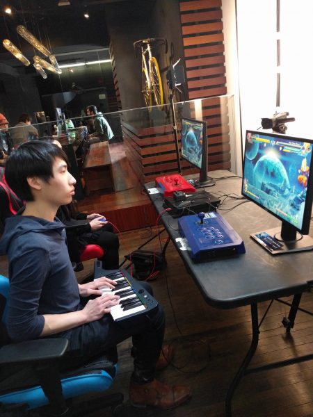 Gregory Chow jugando a Dragon Ball FighterZ con un teclado de Rock Band
