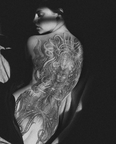 Olga Bellemor con su tatuaje del arte de Luminokaya para Meshuggah