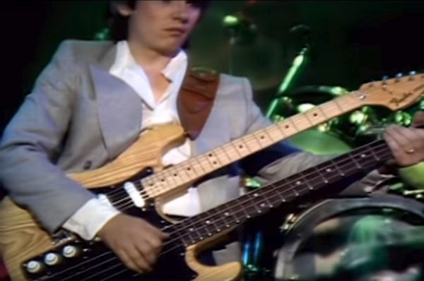 David Hungate con un bajo/guitarra en el vídeo «Georgy Porgy» de Toto.