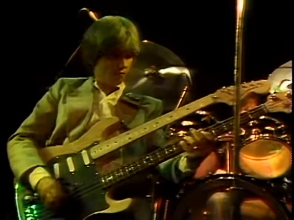 David Hungate con un bajo/guitarra en el vídeo «Hold The Line» de Toto