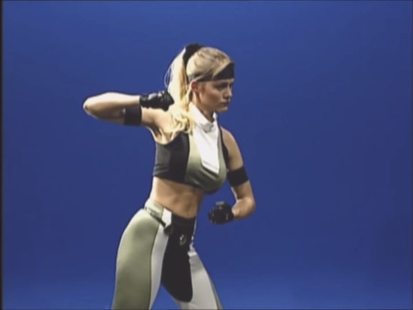 Kerri Hoskins como Sonya Blade durante la realización de «Mortal Kombat 3»