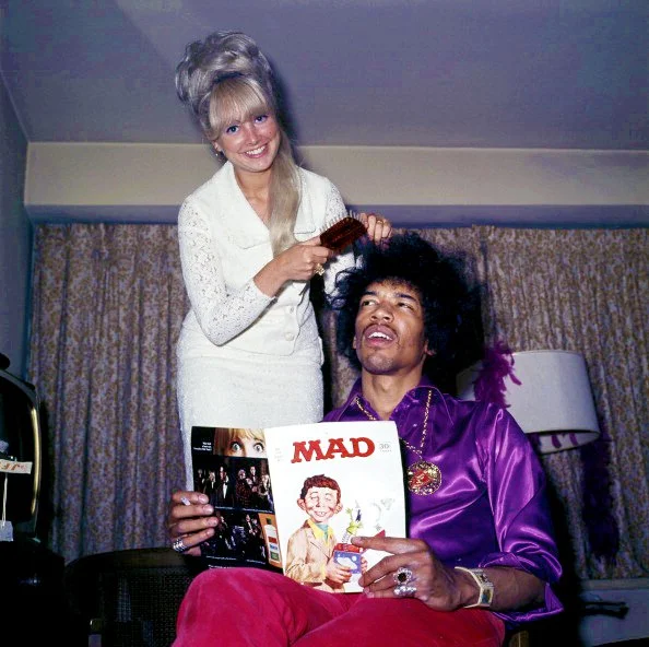 Jimi Hendrix leyendo Mad mientras le peinan, circa 1968