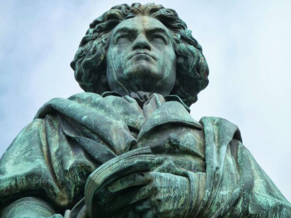 Estatua de Ludwig van Beethoven por Ernst Julius Hähnel